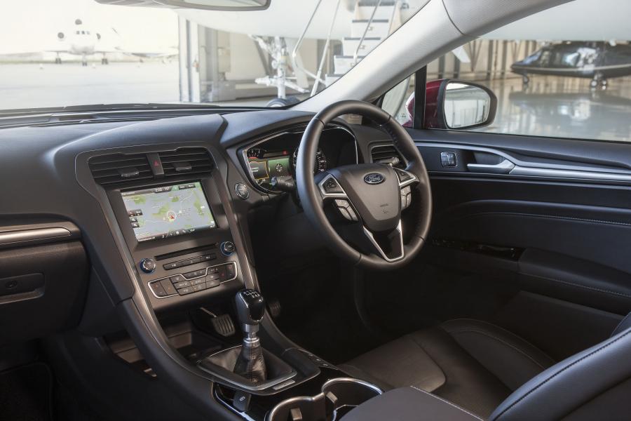Интерьер Ford Mondeo Hatchback 2014 года  (UK) (фото 20 из 33)